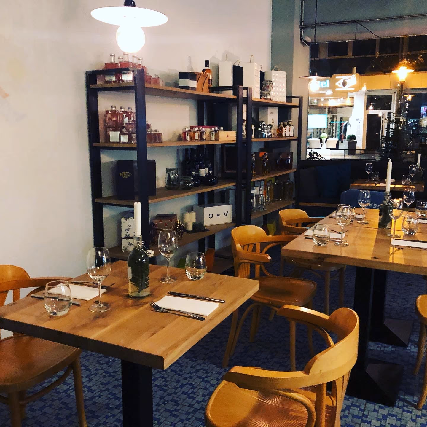 Gastro- & Bistrotische — Referenz 01 — Gastro- & Bistrotische von BRETTArt Hamburg