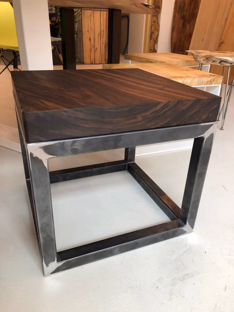 Amerikanischer Nussbaum Industrial Design — Couch- & Loungetische von BRETTArt Hamburg