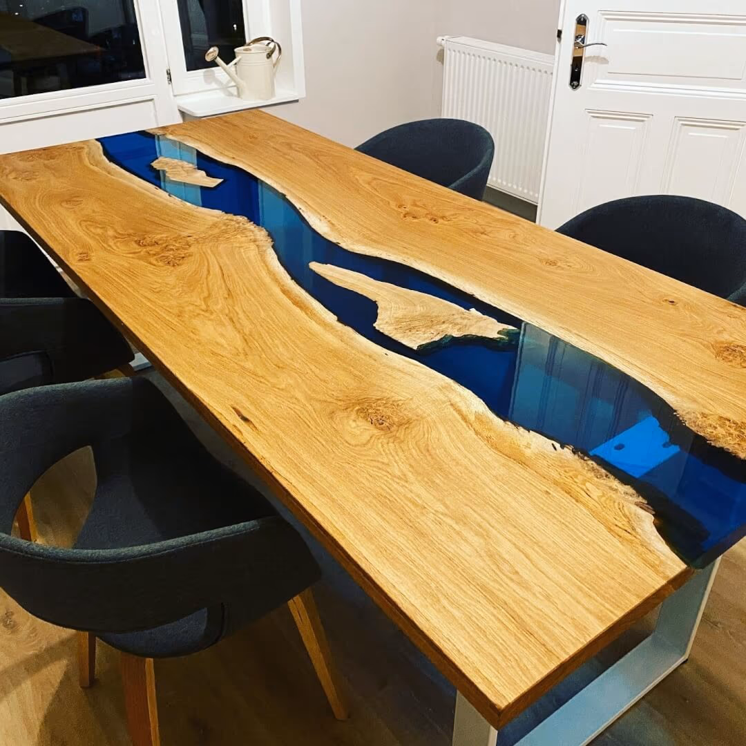 BRETTArt Rivertable Blau Epoxy Graue Stuehle — Rivertable von BRETTArt Hamburg