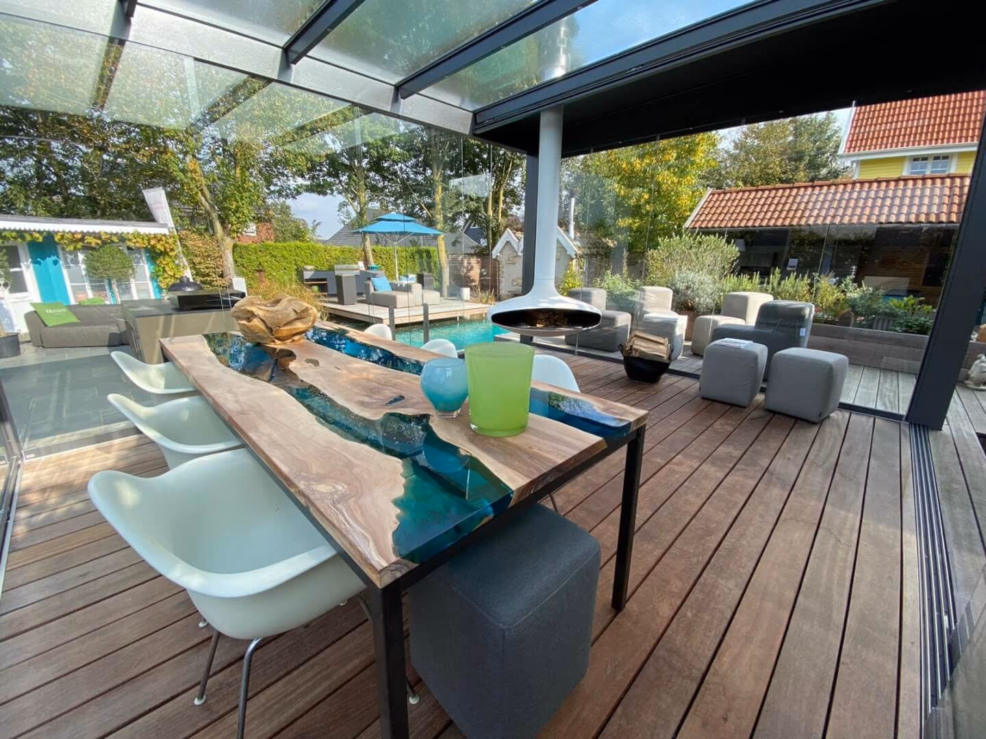 BRETTArt Rivertable Blau Terrasse Mintstuehle — Rivertable von BRETTArt Hamburg