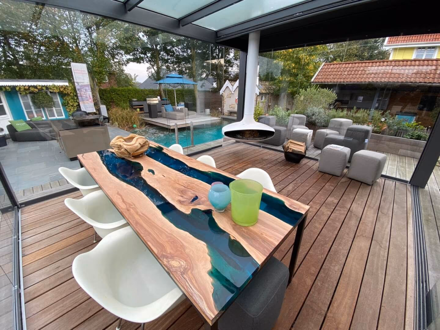 BRETTArt Rivertable Blau Terrasse Weisse Stuehle — Rivertable von BRETTArt Hamburg