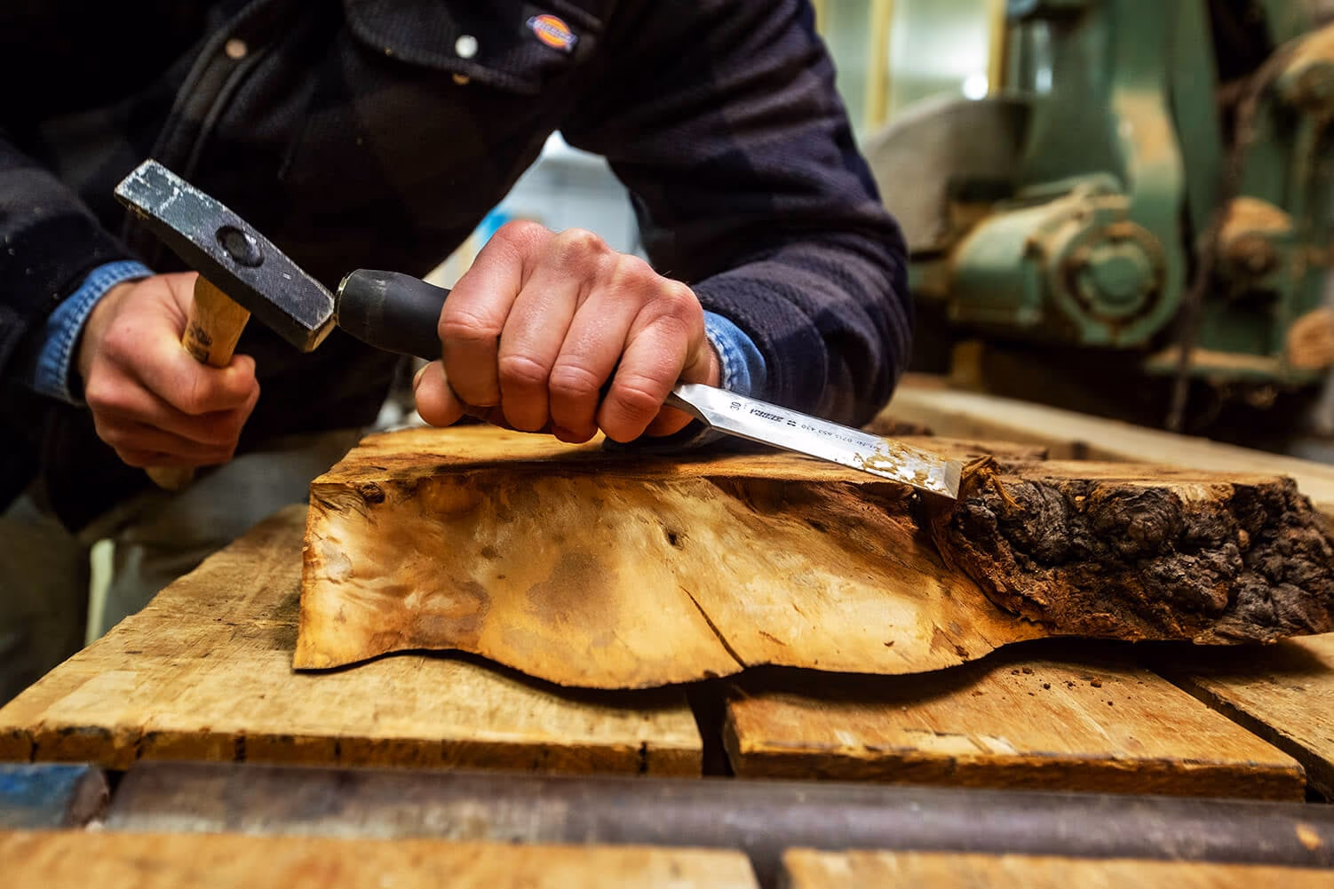 Massivholz wird in der BRETTArt-Werkstatt von Hand bearbeitet