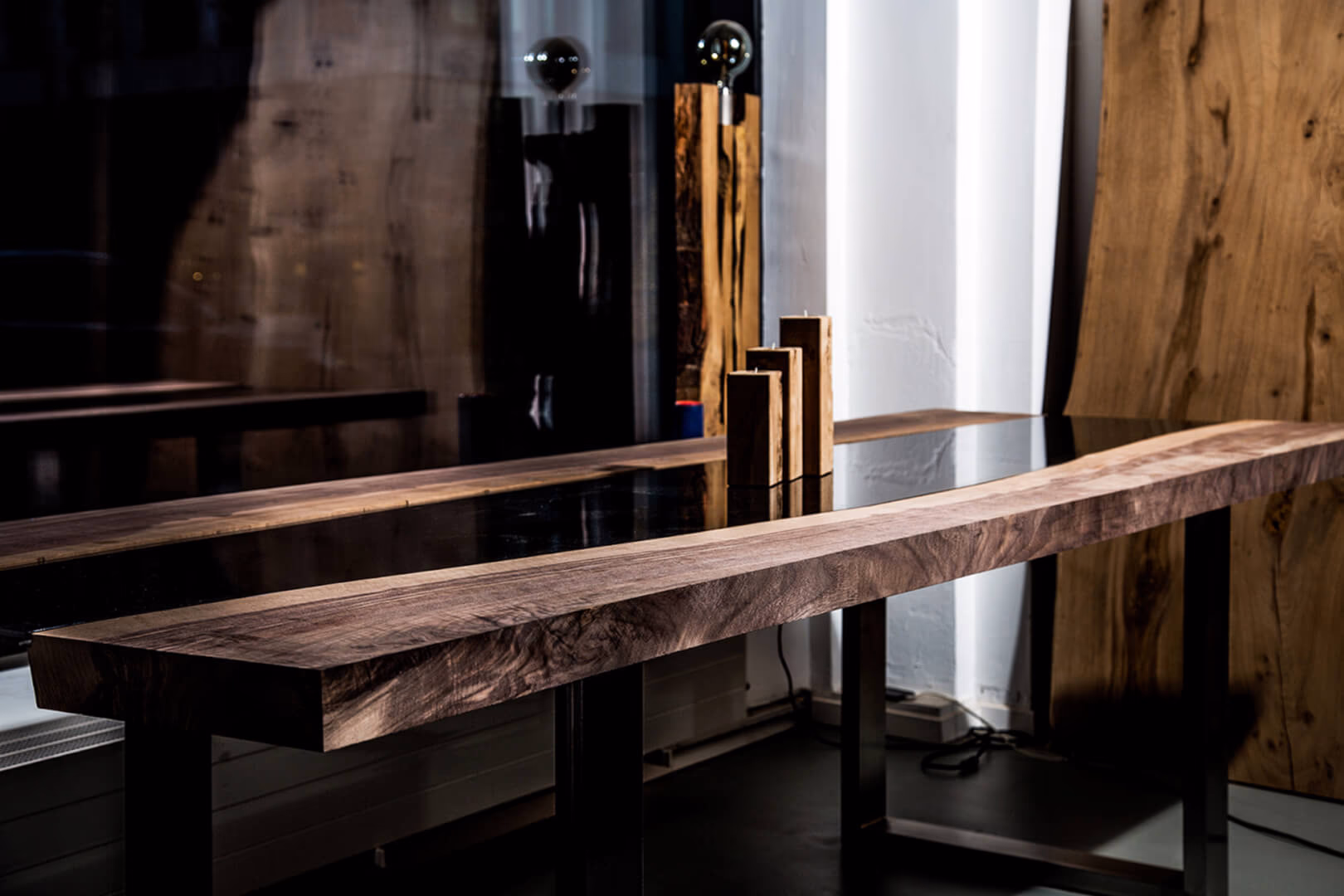 Rivertable aus Massivholz mit Epoxidharz — BRETTArt Hamburg