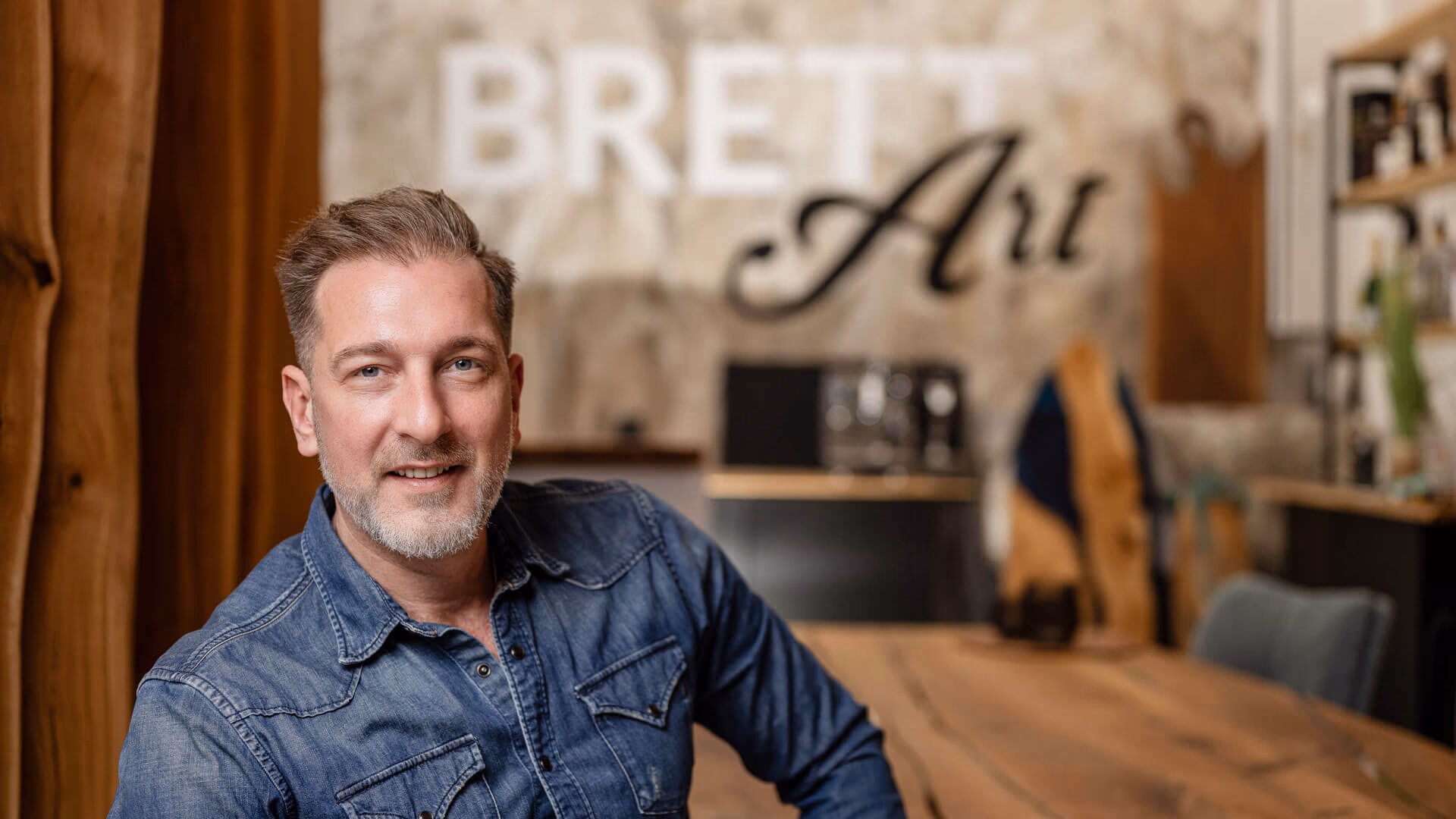 Massivholztisch mit markanten Ecken, Kanten und Charakter — BRETTArt Hamburg