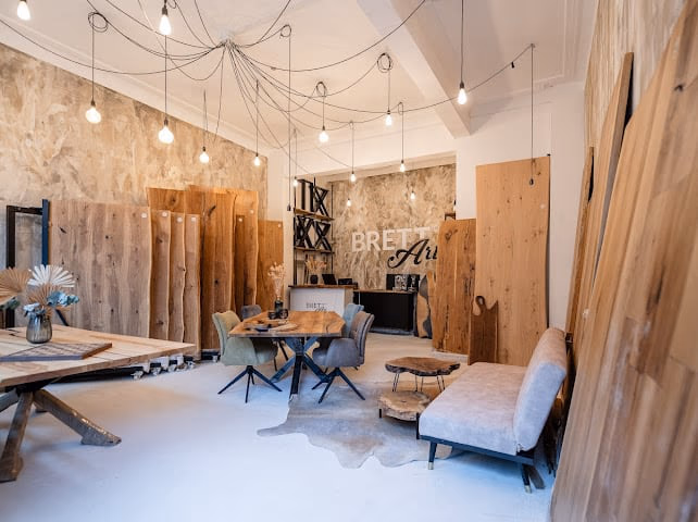BRETTArt-Showroom in Hamburg-Neustadt mit Massivholzbohlen und Esstisch