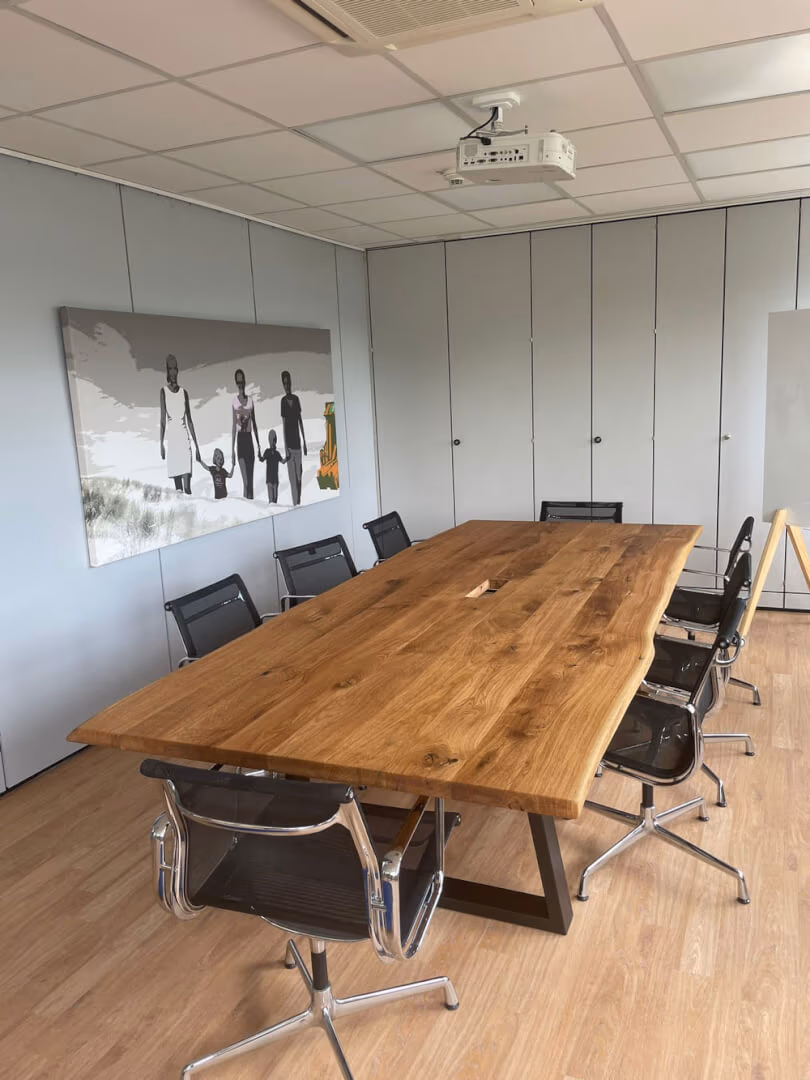 Konferenztisch aus einem Stück für 8 Personen — Konferenztisch von BRETTArt Hamburg