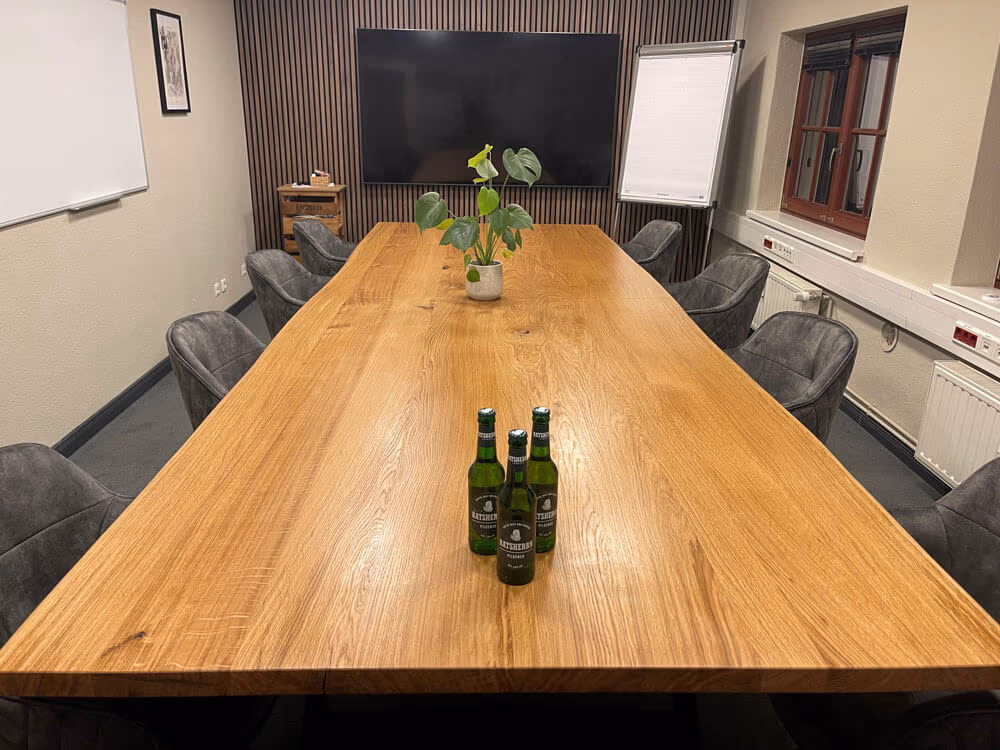 Konferenztisch aus einem Stück — Konferenztisch von BRETTArt Hamburg