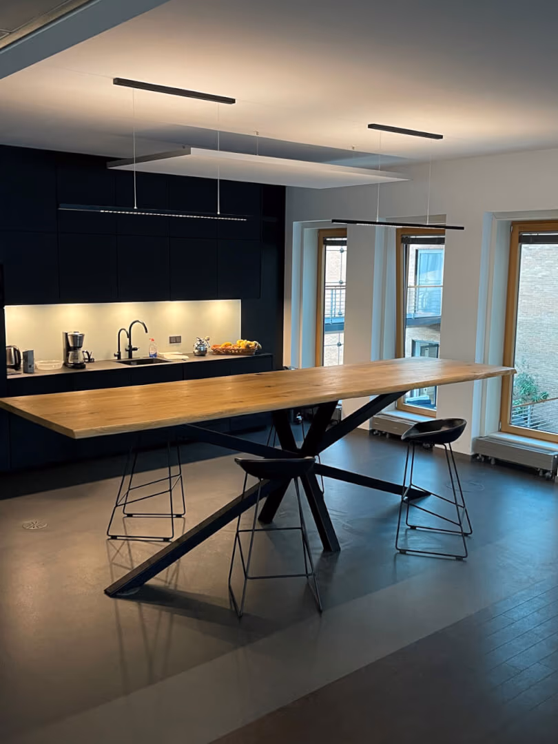 Konferenztisch aus Massivholz aus Hamburg — Konferenztisch von BRETTArt Hamburg