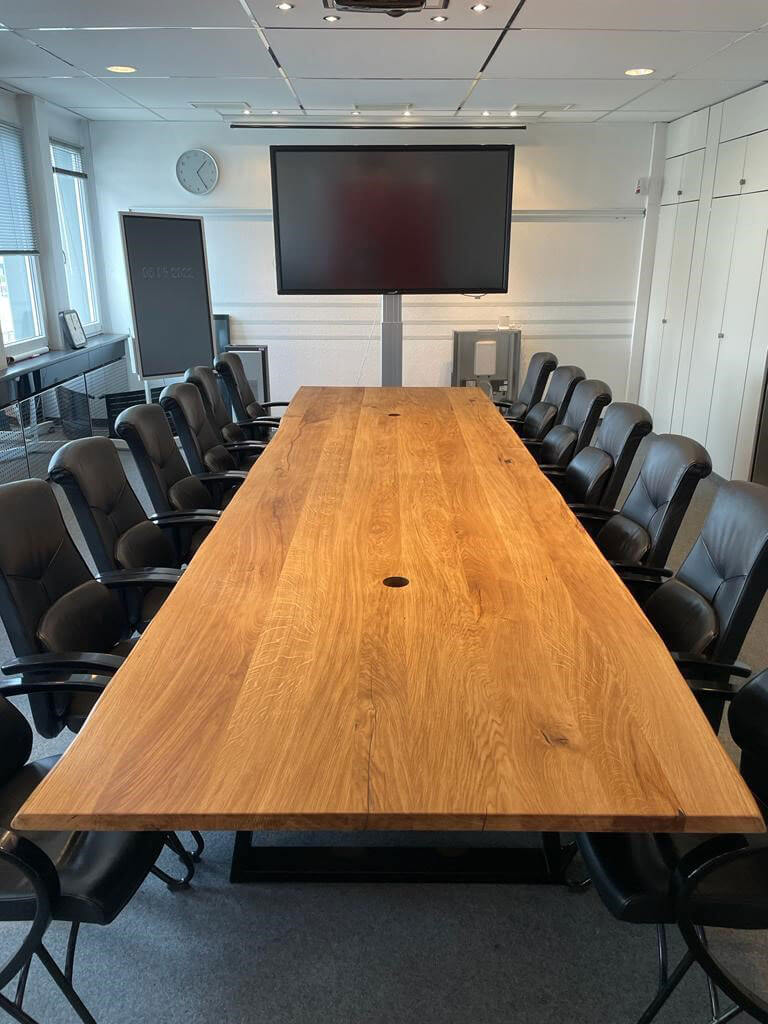 Konferenztisch für 12 Personen aus einem Stück