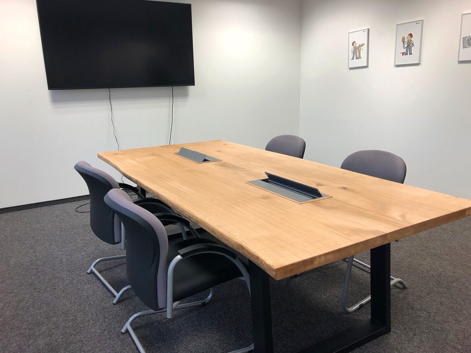 Konferenztisch in Hamburg, Konferenztische nach Maß, Massivholz