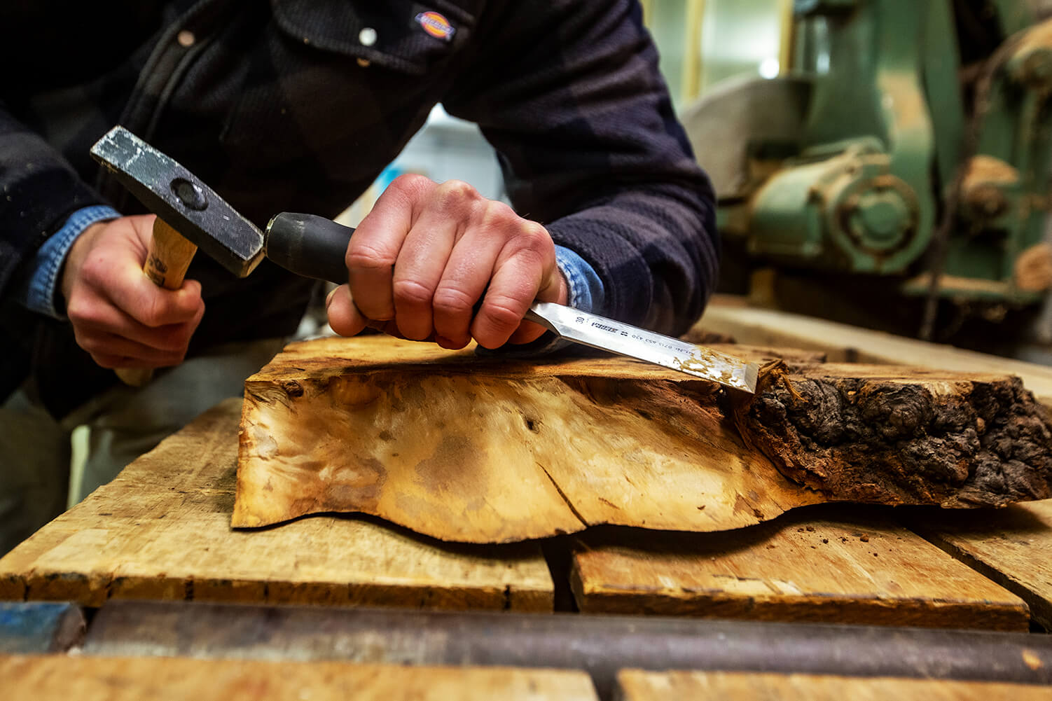 Bearbeitung eines Massivholz-Stücks in der BRETTArt-Manufaktur Hamburg