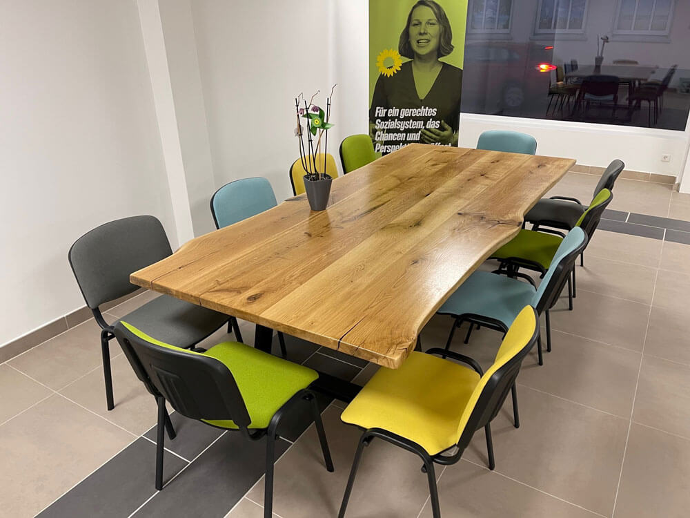 Konferenztisch aus einem Stück | Massivholz Meeting Tisch aus Echtholz/Naturholz