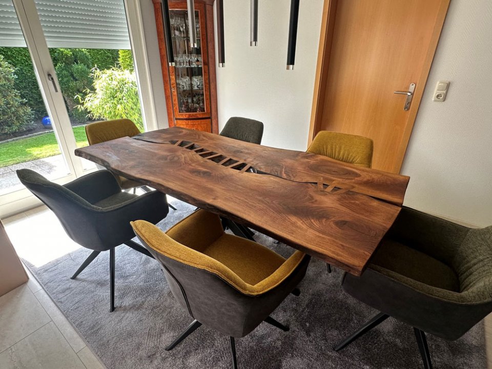 Esstisch aus Nussbaum-Massivholz – BRETTArt Hamburg