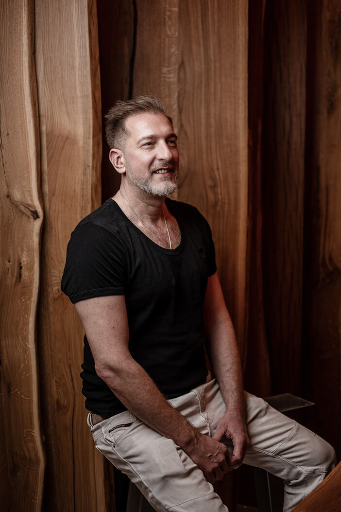 Patrick Krajinovic, Gründer von BRETTArt, in der Hamburger Manufaktur