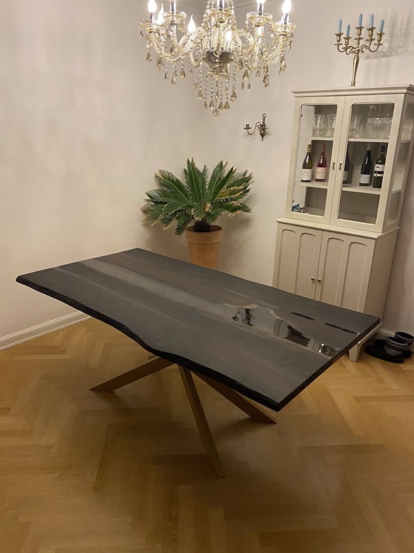 River-Table mit dunkler Resin-Ader und Baumkante