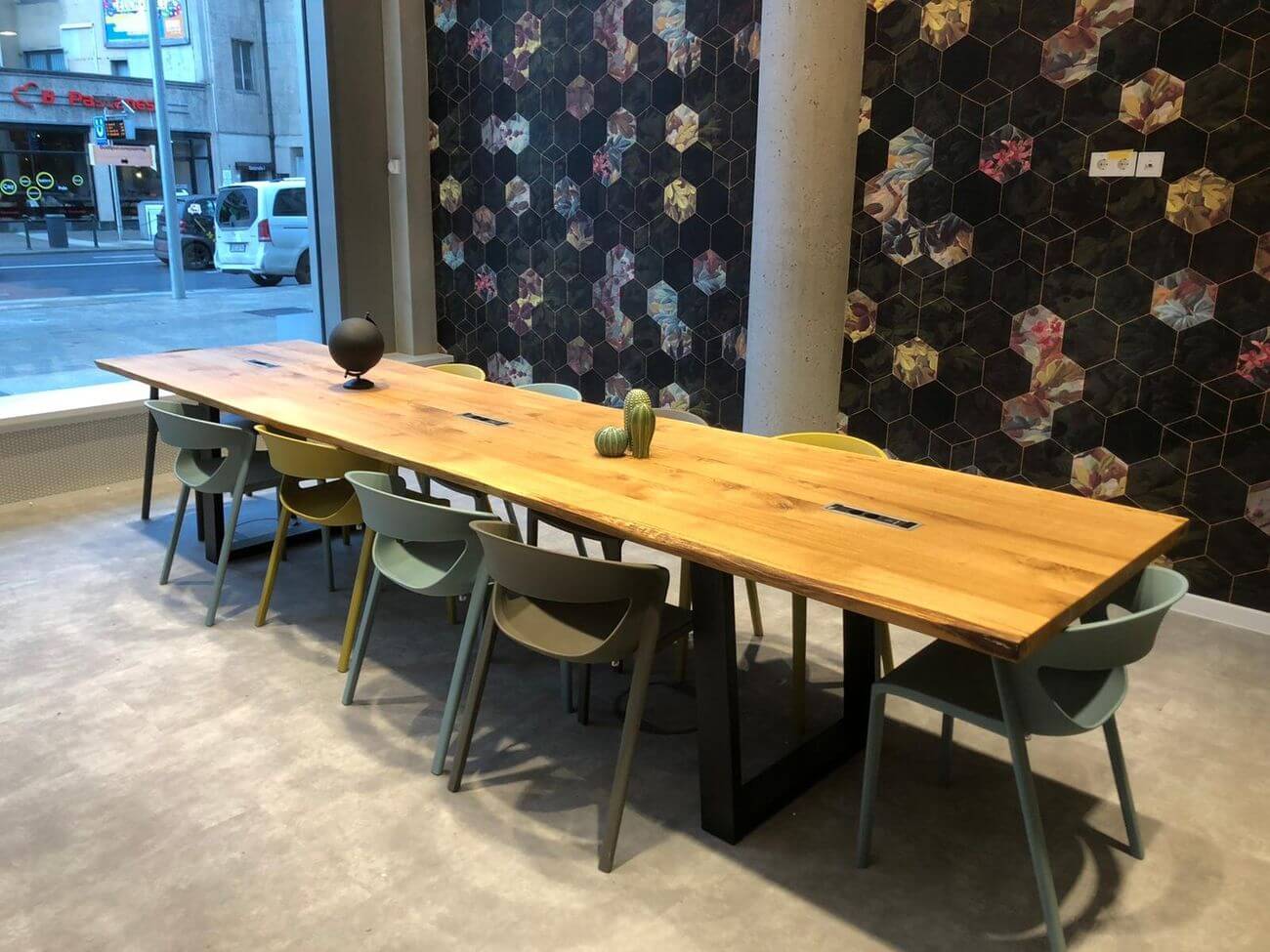 Langer Konferenztisch aus massiver Eiche mit Designerst&uuml;hlen